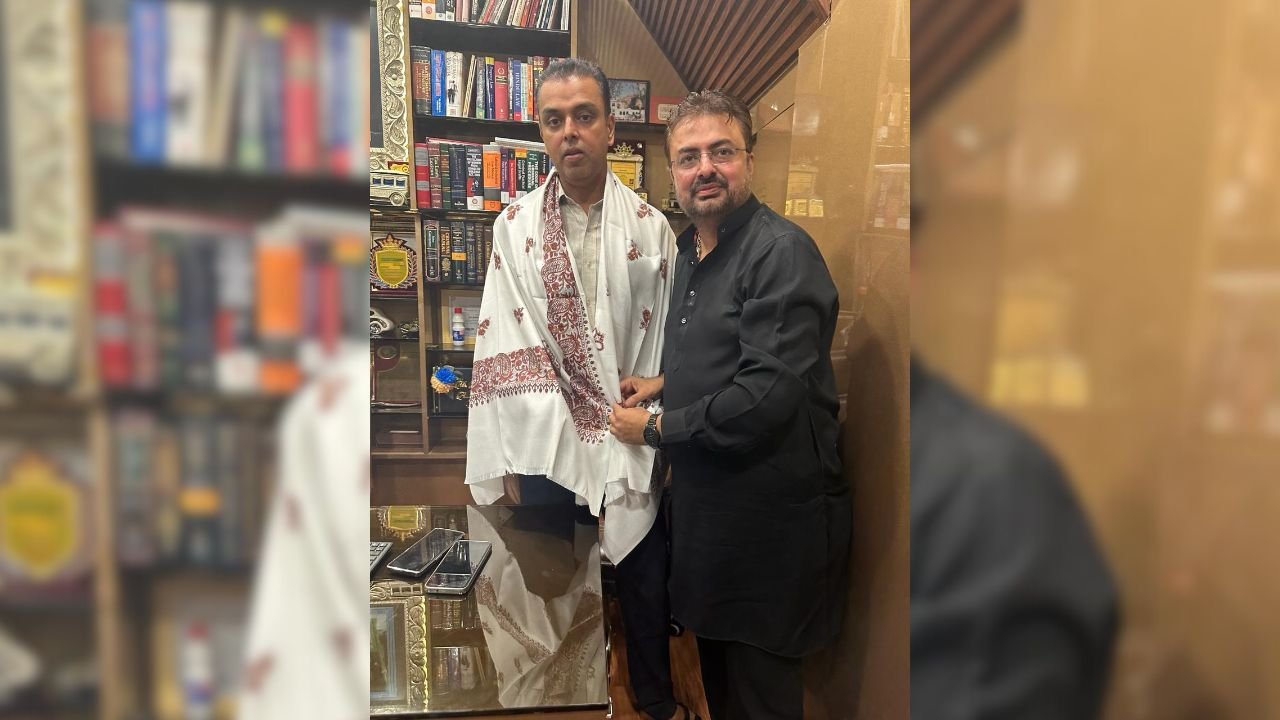 A Visit of Unity Milind Deora Joining Mukhtiyar Varaya Leader Of Shiv Sena at Mohammed Ali Road