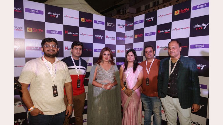 "Shreya Ghoshal Mesmerises Fans at Hyderabad’s Record-Breaking Concert with Richika Dadheech’s Grand Gesture"